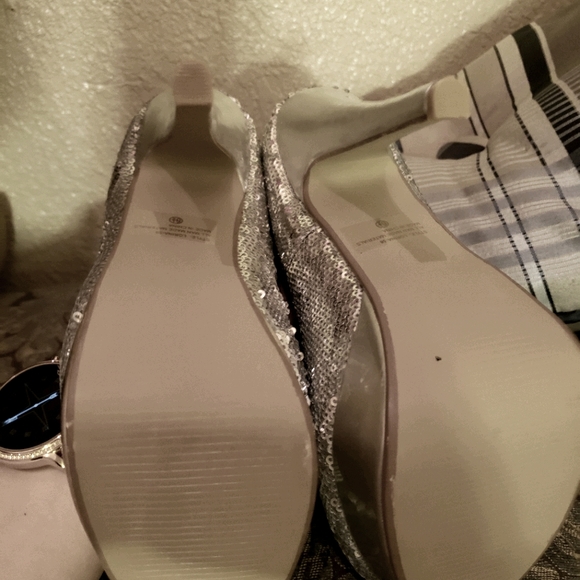 Heels - Picture 4 of 4